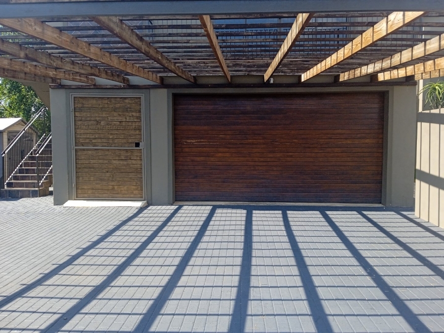To Let 5 Bedroom Property for Rent in Xanadu North West